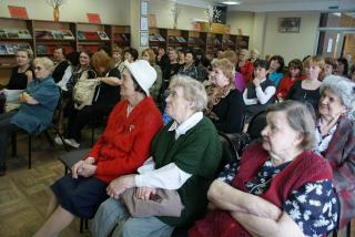 На фото: Коллектив МУК "Гуманитарный центр - билиотека имени семьи Полевых"  и наши активные болельщики.